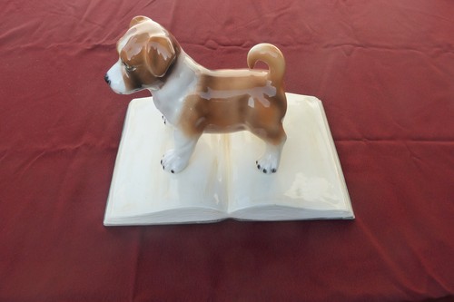 Beagle welpe auf einem - beagle, buch